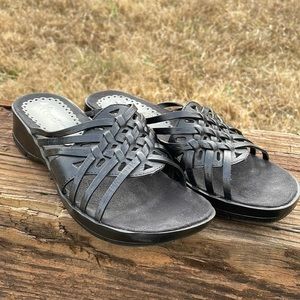 𝅺BARE traps weave design black sandals size 6